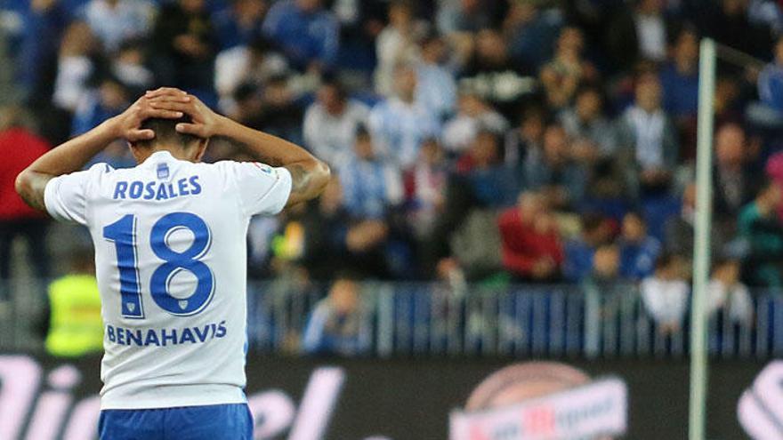 Roberto Rosales se lamenta en una acción del partido del pasado sábado contra el Atlético de Madrid.