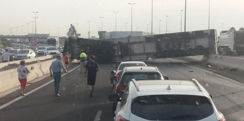 Un camión volcado obliga a cortar la A3