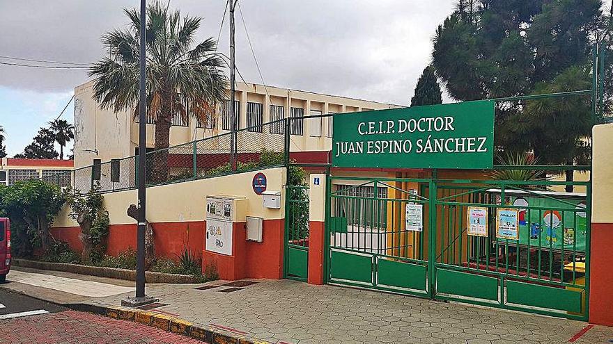 La entrada principal del colegio Doctor Juan Espino Sánchez, en Ingenio. | | LP/DLP