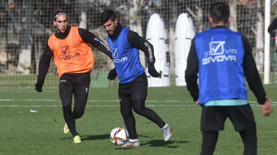 Willy Ledesma, con el balon, presionado por Gudelj en el entrenamiento de este jueves