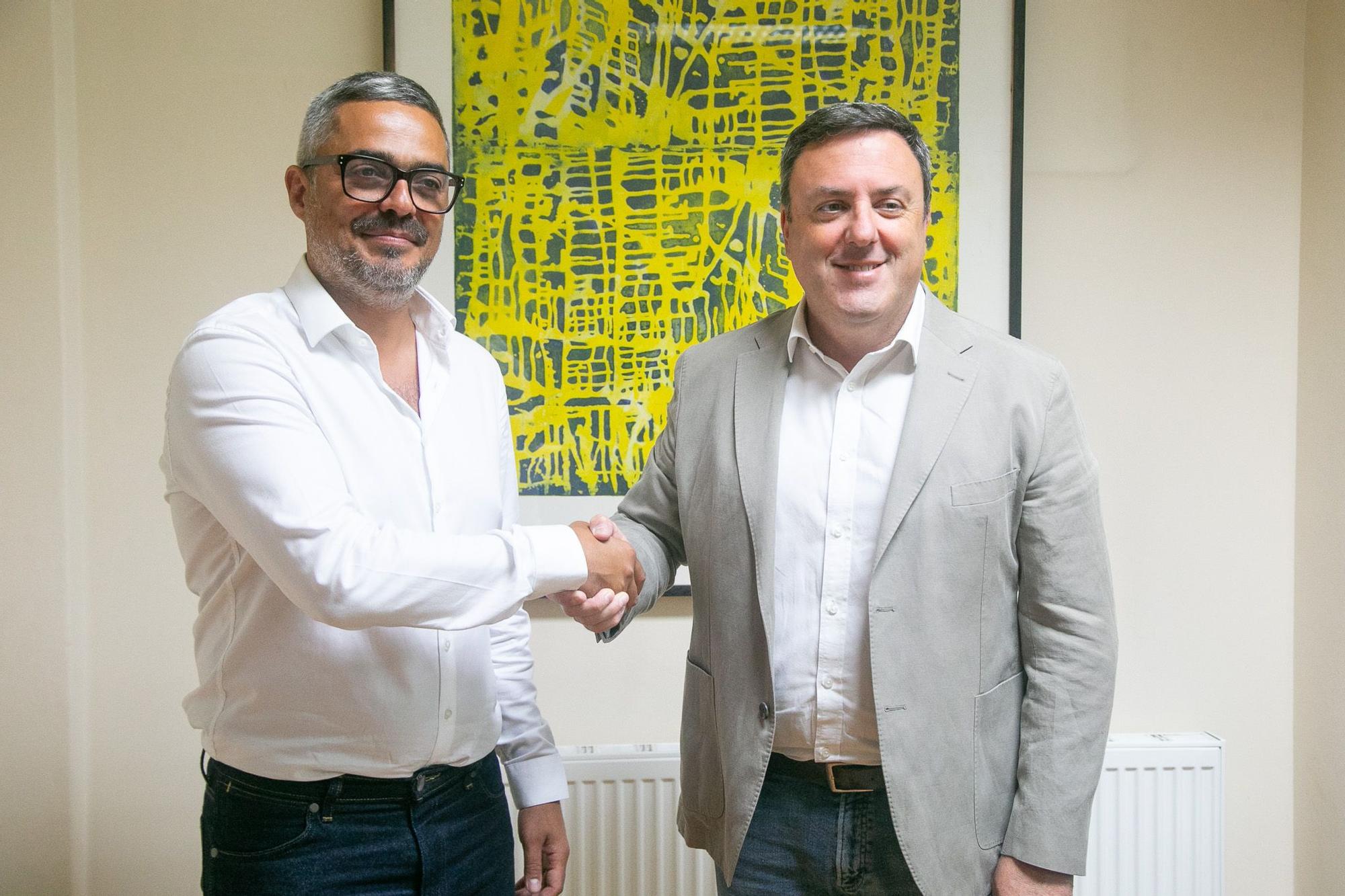 Daniel Pérez, esquerda, e Valentín González Formoso asinaron o convenio.
