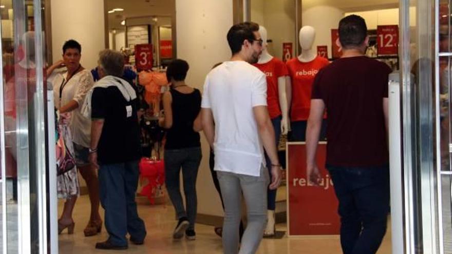 Las tiendas de ropa empiezan a atender a sus primeros clientes de la campaña.