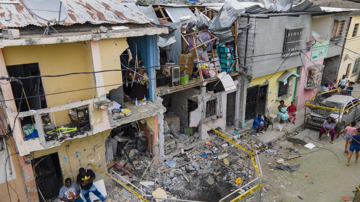 Vista aérea de los daños causados por el atentado en el barrio Cristo del Consuelo, en Guayaquil.