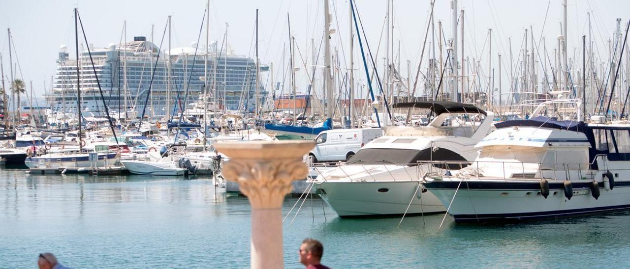 Primera escala crucero Aida Perla con 1400 turistas alemanes en una imagen de marzo