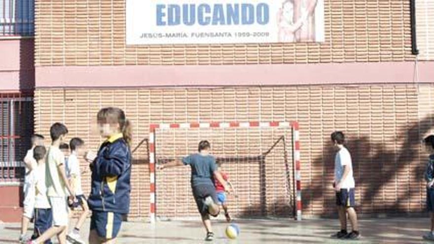 Niños jugando en el patio del colegio Jesús-María del barrio de la Fuensanta.