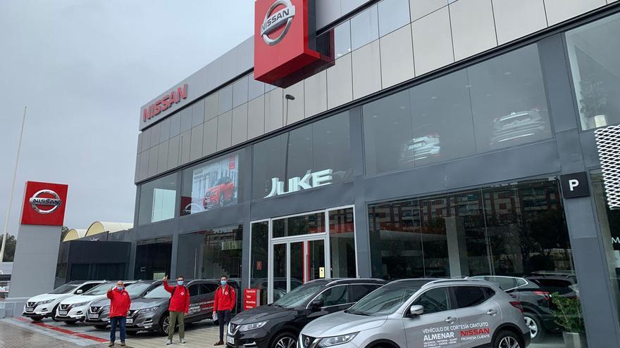 Miembros de la Cruz Roja recogieron los Qashqai en las instalaciones de Nissan Almenar de la Avenida Tres Cruces.