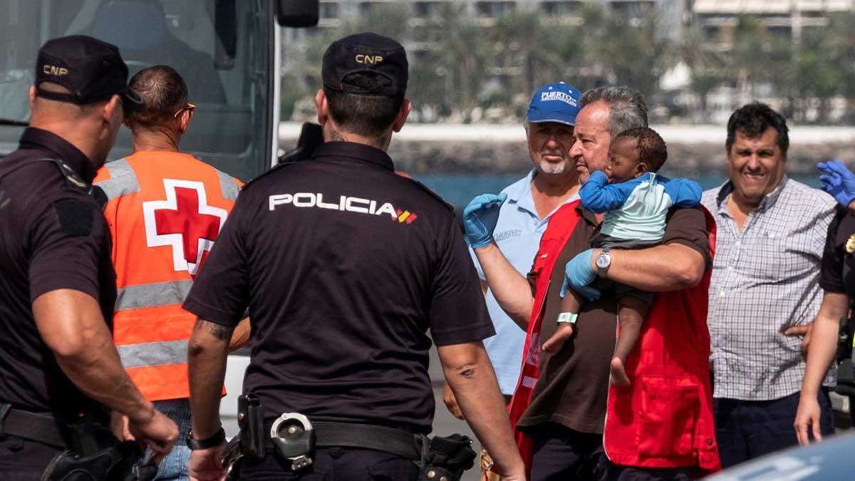 Salvamento Marítimo rescata a 37 inmigrantes en dos pateras cerca de Gran Canaria.