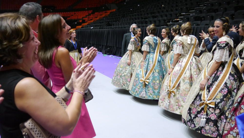 Los padres de las nuevas elegidas aplauden a la corte mayor cuando ésta abandona la Fonteta.