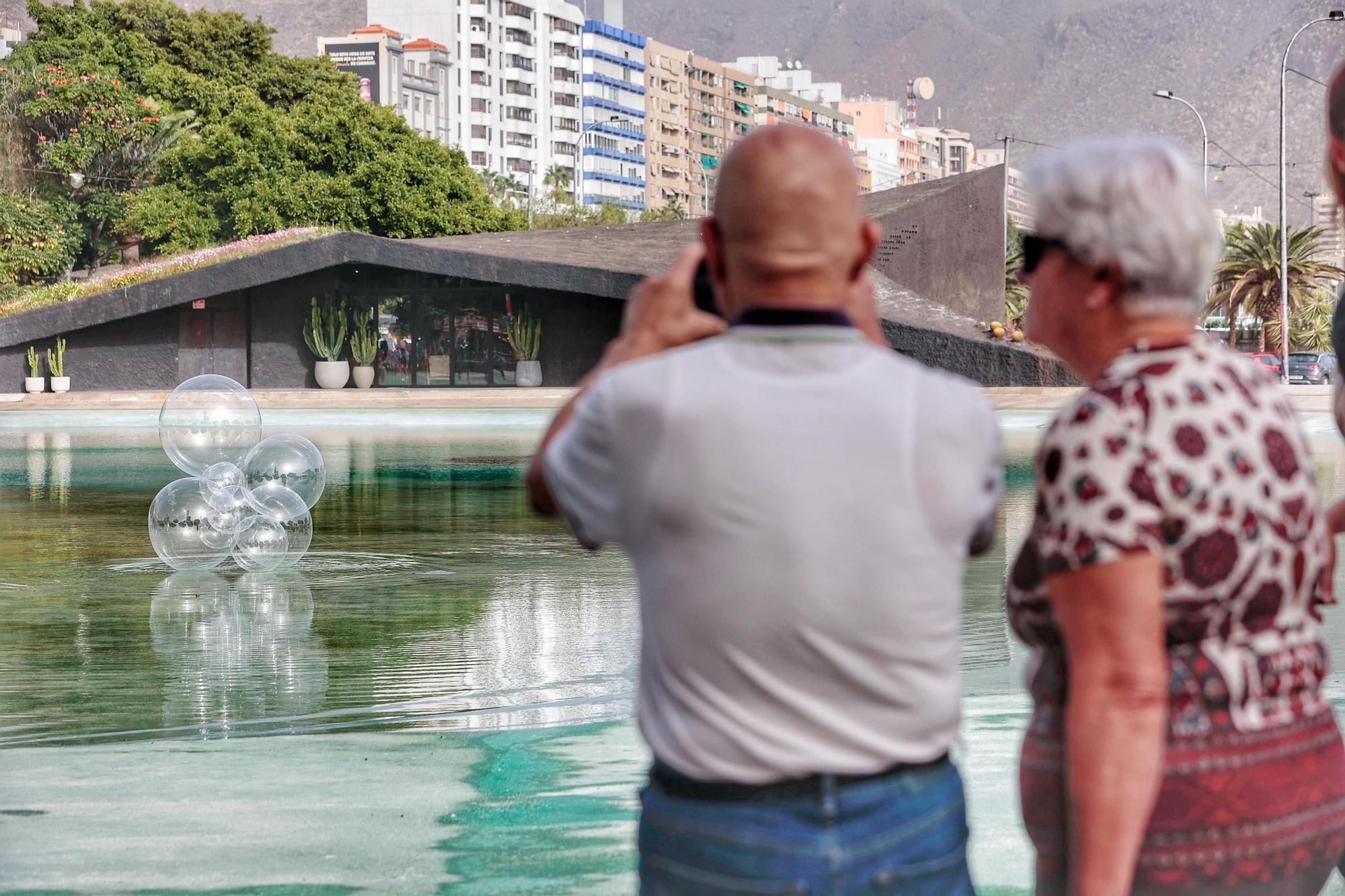 Burbujas gigantes en el lago de la plaza de España