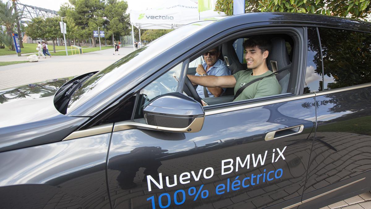 Un alumno de la UA, a los mandos de &quot;su BMW eléctrico&quot; durante la prueba.