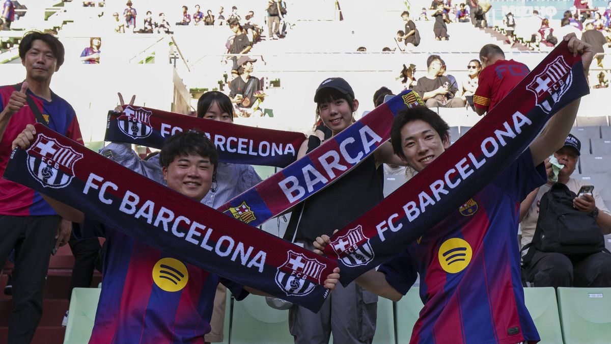 Aficionados japoneses en los alrededores del Noevir Stadium antes del Vissel Kobe-Barça.