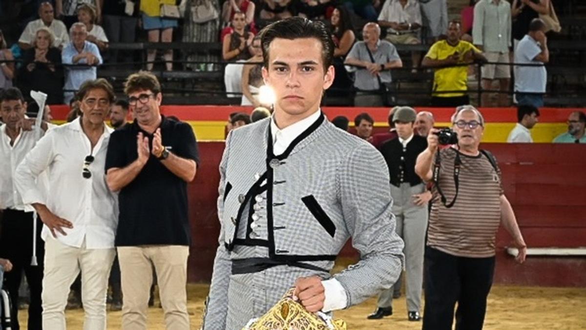 Pablo Torres, con el vestido que le acredita como triunfador del Certamen del Soro