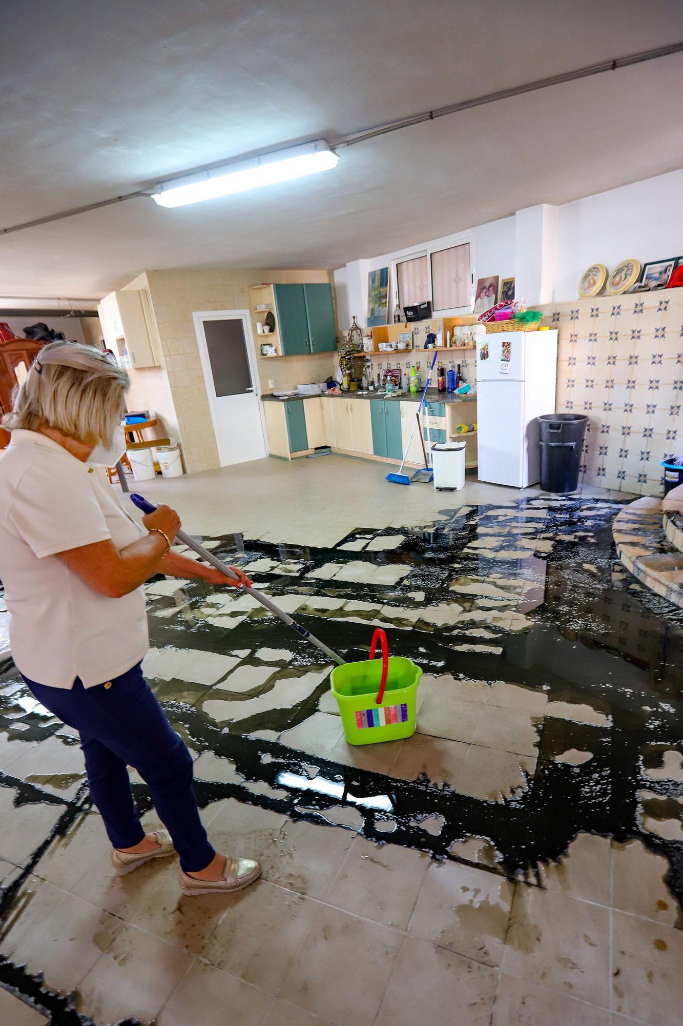 Aguas fecales rebosan desde hace un año en el sótano de la casa de una familia de Callosa de Segura