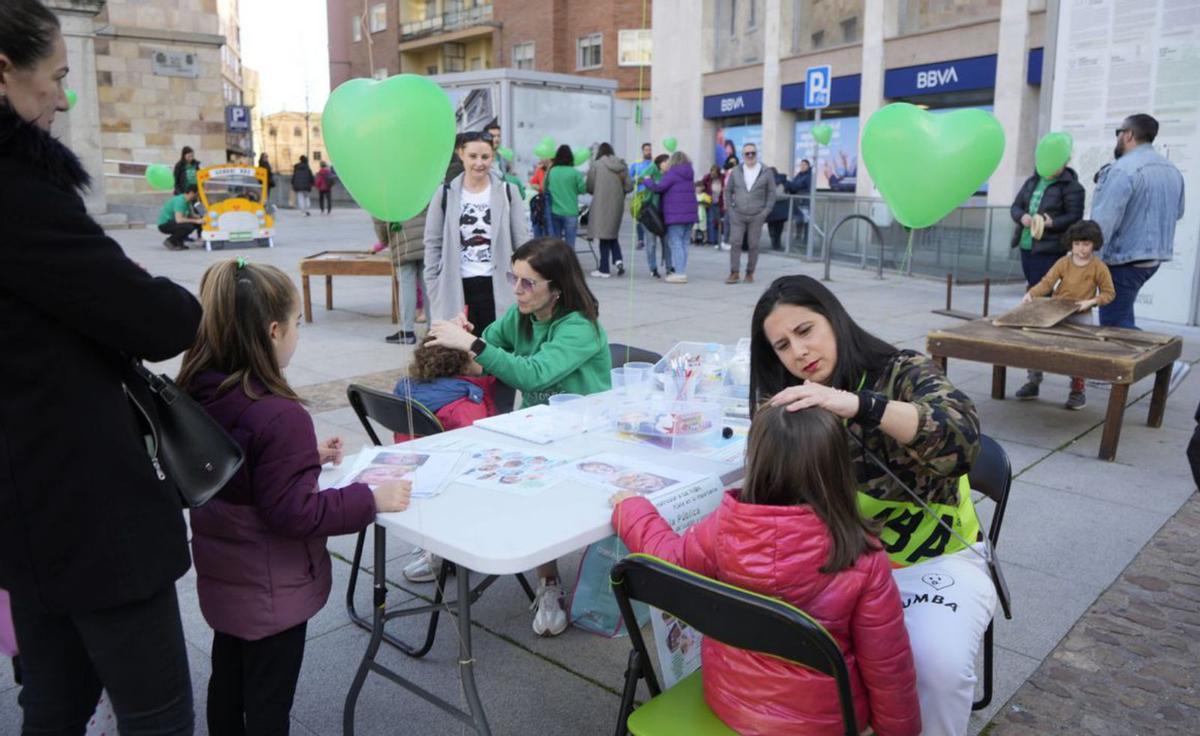La escuela pública se reivindica de manera lúdica