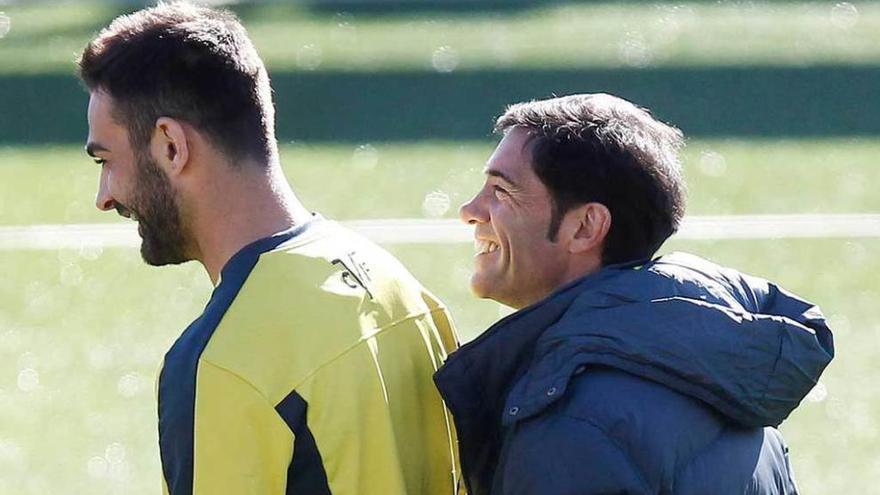 Los asturianos Adrián López y Marcelino García Toral bromean durante el entrenamiento de ayer del Villarreal.