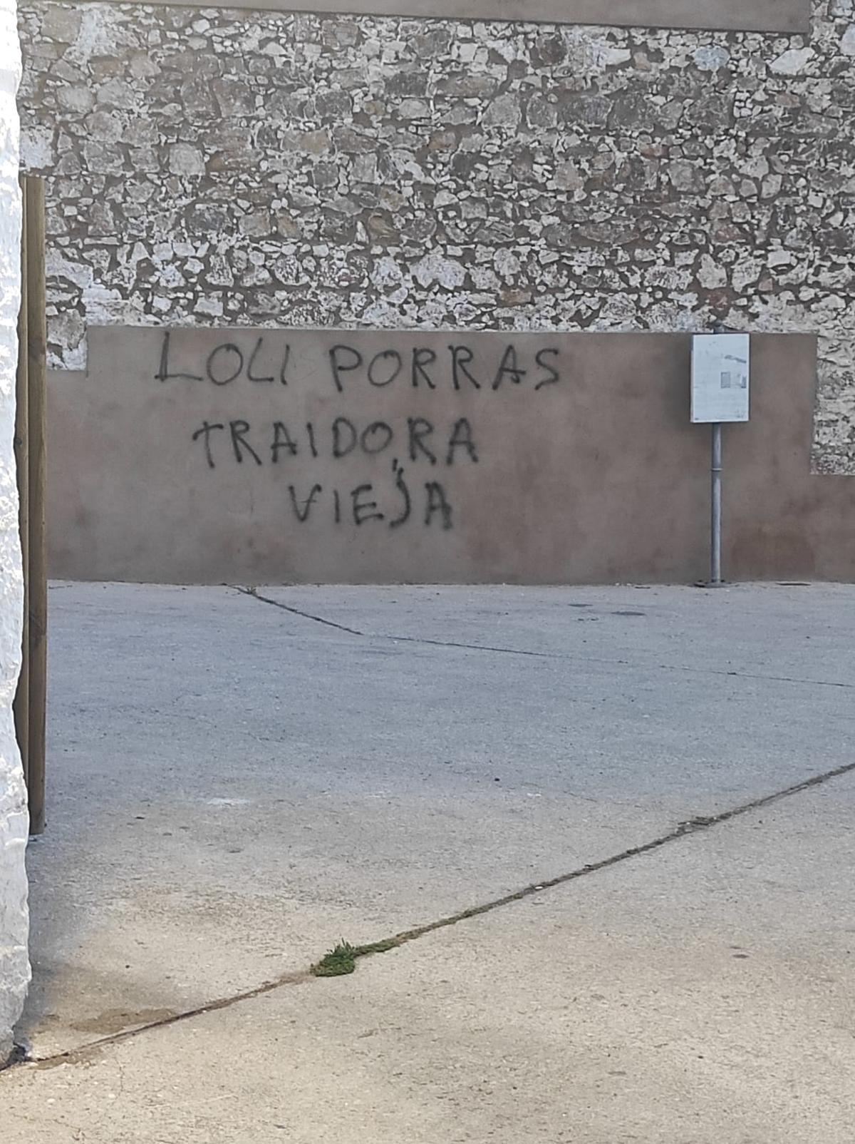 Pintada contra la concejala Lola Porras en Carratraca