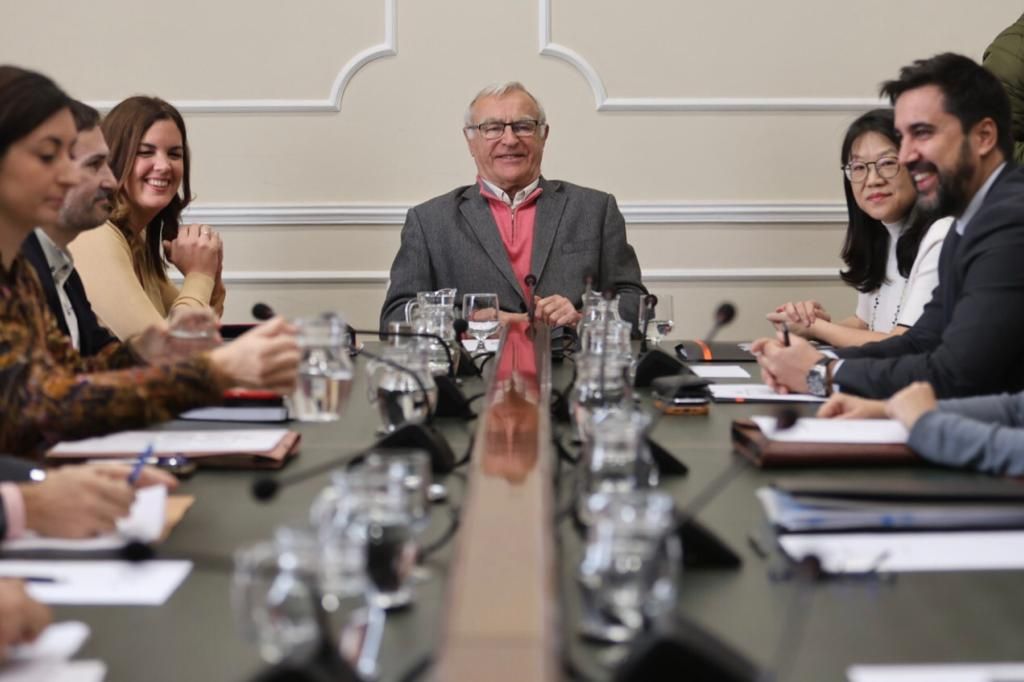 Fotografía de la mesa de reunión entre el club y el Ayuntamiento