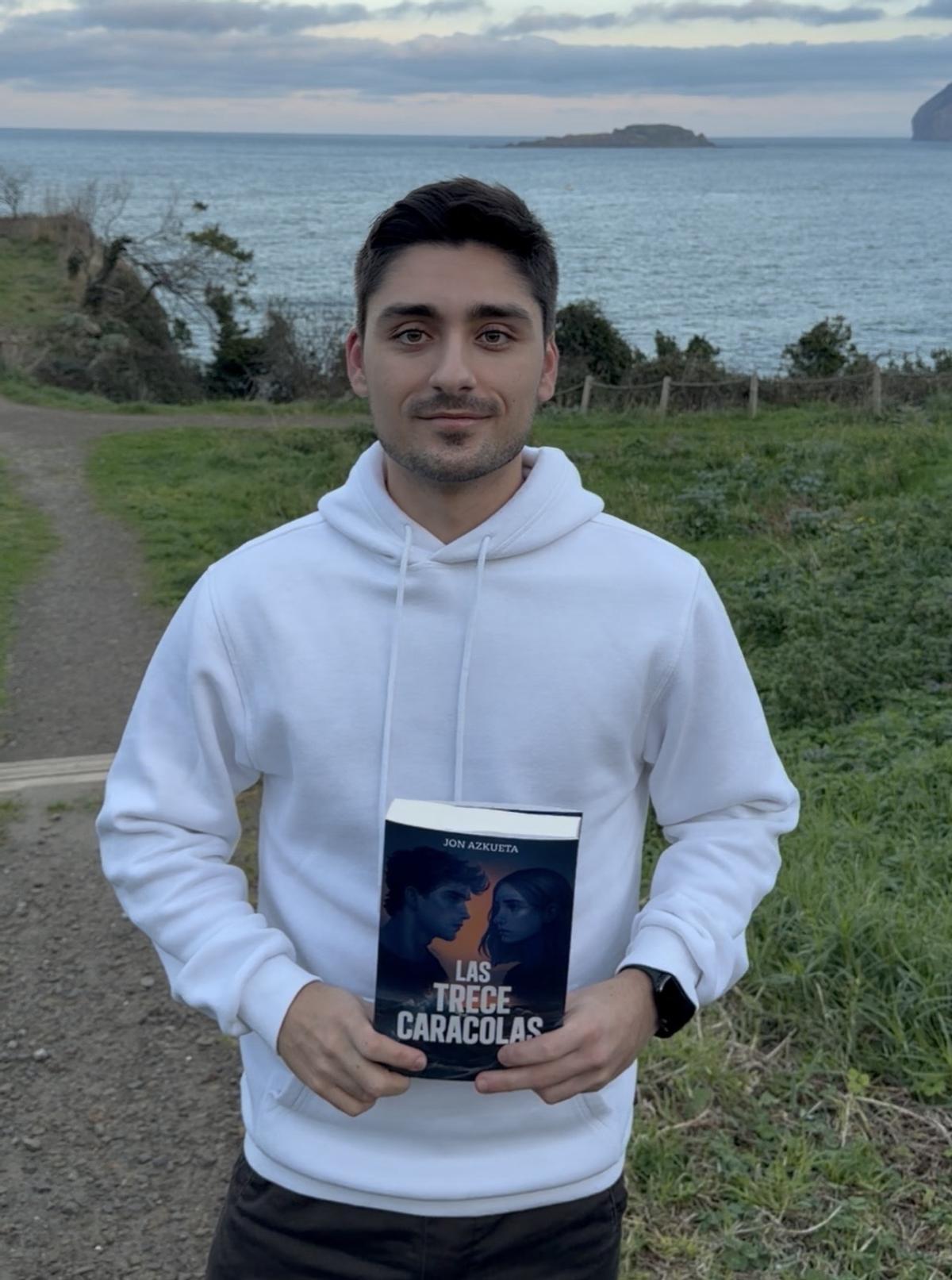 El escritor Jon Azkueta