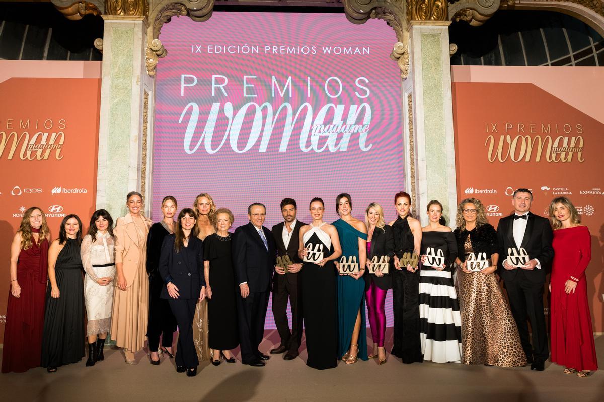 Premios Woman 2025. Pie de foto de izquierda a derecha:Usoa Arregui; Idoia Moll, directora de Alba Editorial y consejera de Prensa Ibérica; Susana Moll, consejera de Prensa Ibérica; Laura Sánchez; Helen Svedin;Mayka Sánchez, directora de Woman; Verónica Blume; Arantza Sarasola; vicepresidenta de Prensa Ibérica y editora de Woman; Javier Moll, presidente de Prensa Ibérica; Pablo Alborán; Aitana Sánchez-Gijón; Carolina Marín; María Luisa Gutiérrez; Sara García; Cristina Oria; Maite Casademunt; Germán Navarro, CEO de Gioseppo y Ainhoa Moll, consejera y directora editorial de Prensa Ibérica. Créditos: Juan Pelegrín. GALA ANUAL DE WOMAN MADAME FIGARO EN EL REAL CASINO DE MADRID. ENTREGA