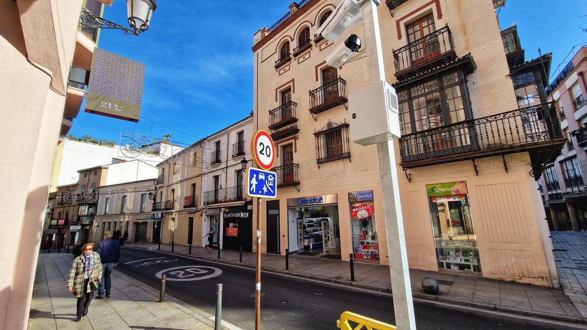 Cámara de control del tráfico en el acceso por la calle San Antón.