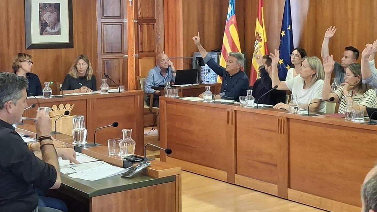 Los concejales socialistas votan en un pleno de Xàbia