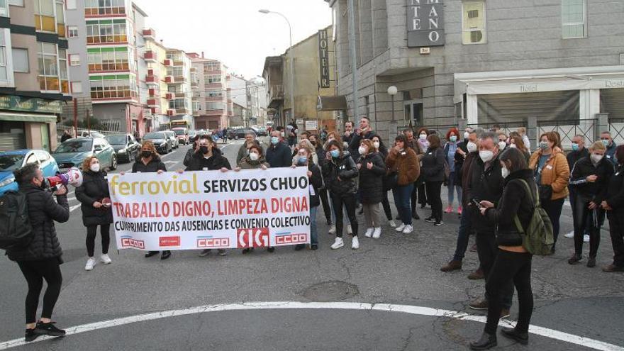 El personal de limpieza de CHUO protestando en la rotonda de acceso al hospital. |   // IÑAKI OSORIO