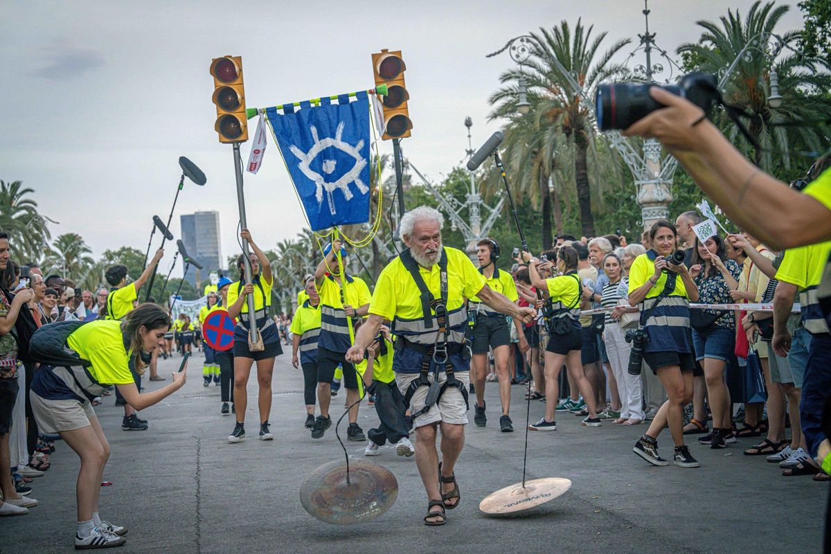 Marc Salicrú desata un espectáculo caótico con más de 300 personas en el Arc de Triomf
