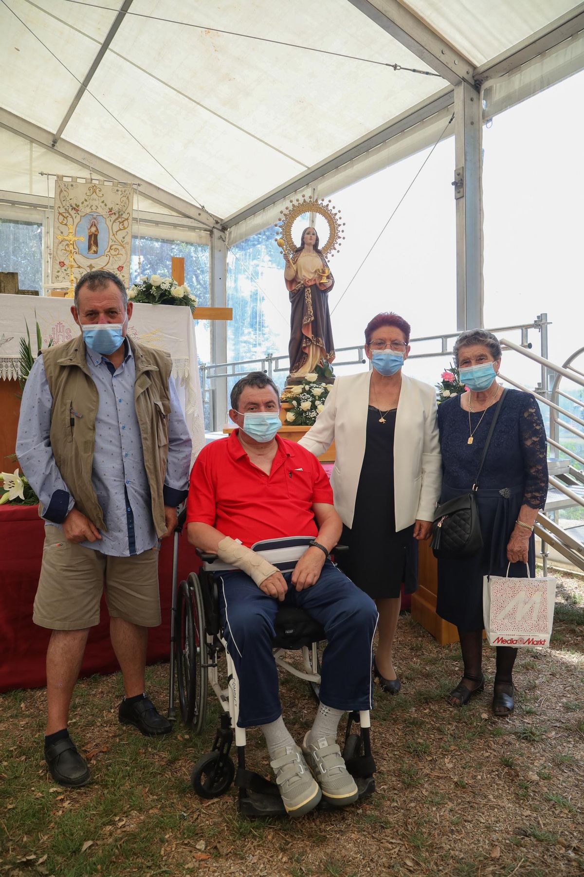 Antonio Fernández, en silla de ruedas, con familiares. // Anxo Gutiérrez