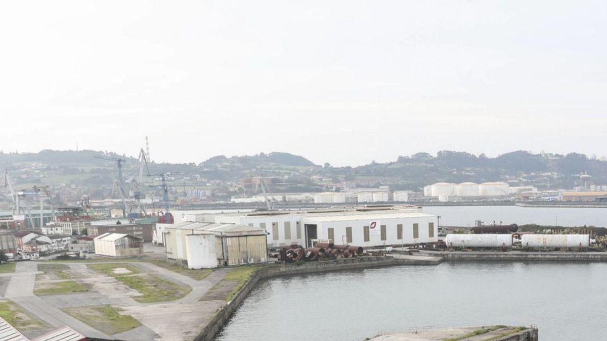 Terrenos del antiguo astillero Naval Gijón, con el Tallerón al fondo. | PABLO SOLARES