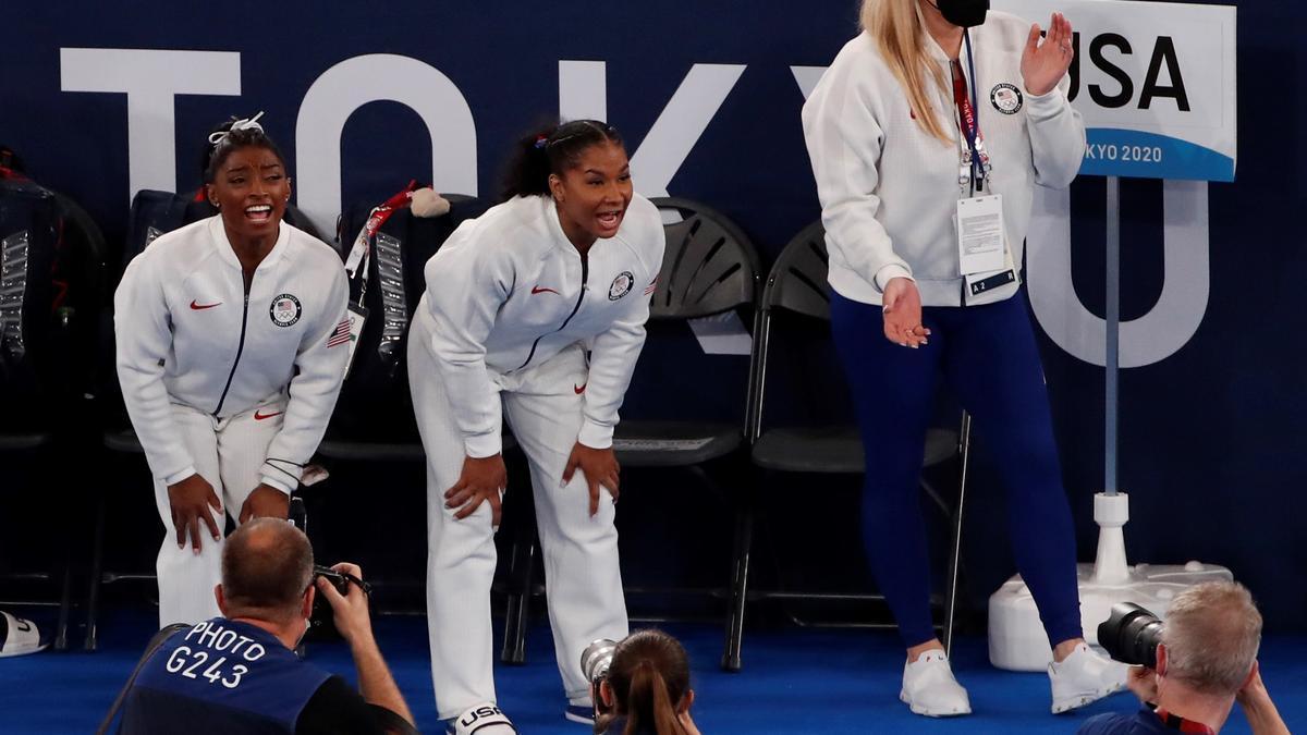 Simon Biles anima a sus compañeras en Tokio.