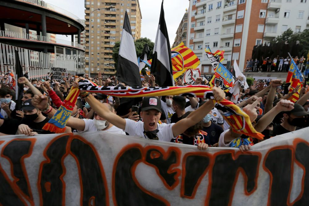 Manifestación de la Afición del Valencia contra Peter Lim