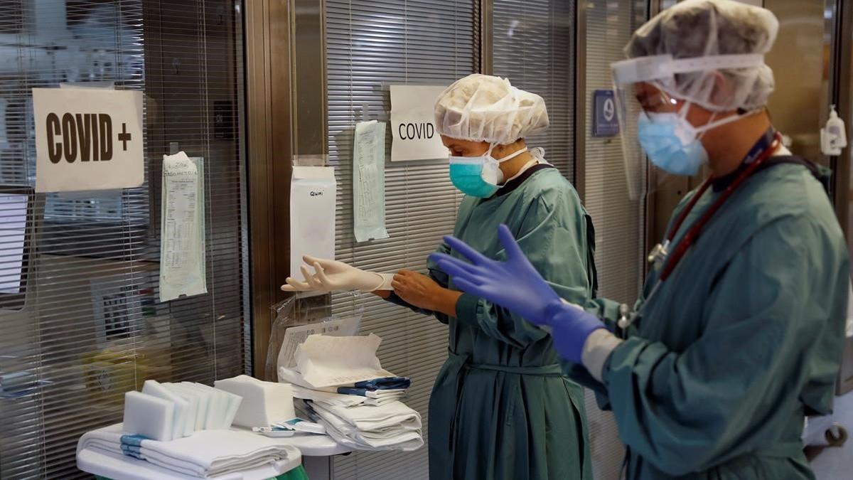 Dos profesionales sanitarios trabajan en la uci del Hospital Vall d'Hebron de Barcelona, el 25 de noviembre del 2020