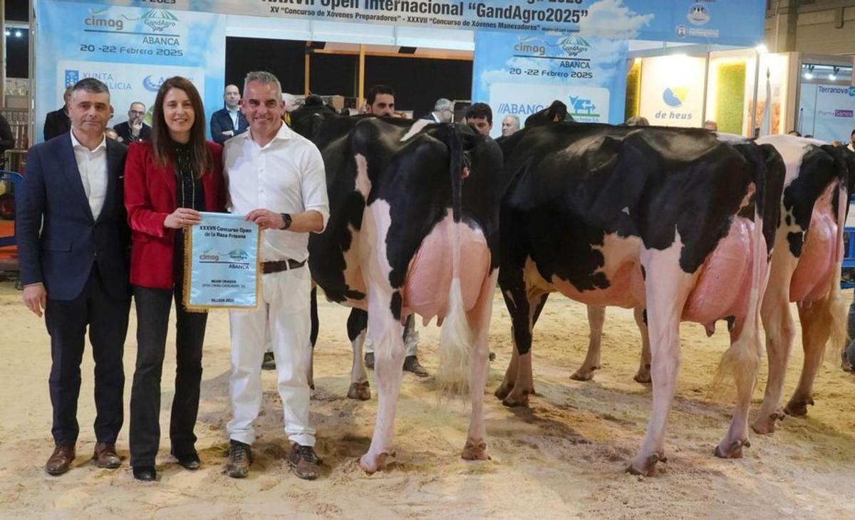 Gómez entrega el título de mejor criador a Ponderosa Holstein.