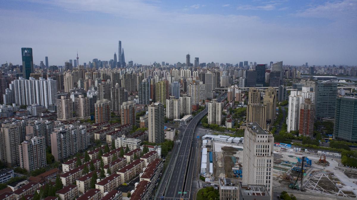 28 de abril de 2022.- Calles vacías tras un mes de confinamiento total en Shanghái, China. La ciudad de 26 millones de habitantes se ha convertido en uno de los focos con más casos y muertos del país.