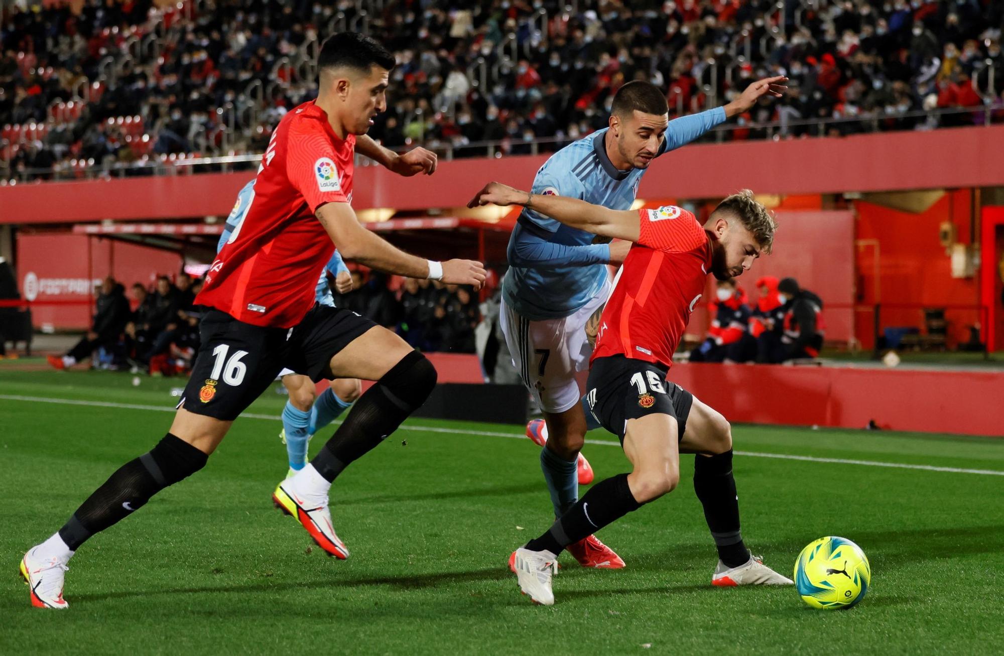 Las mejores imágenes del partido (y del viento) entre el Mallorca y el Celta