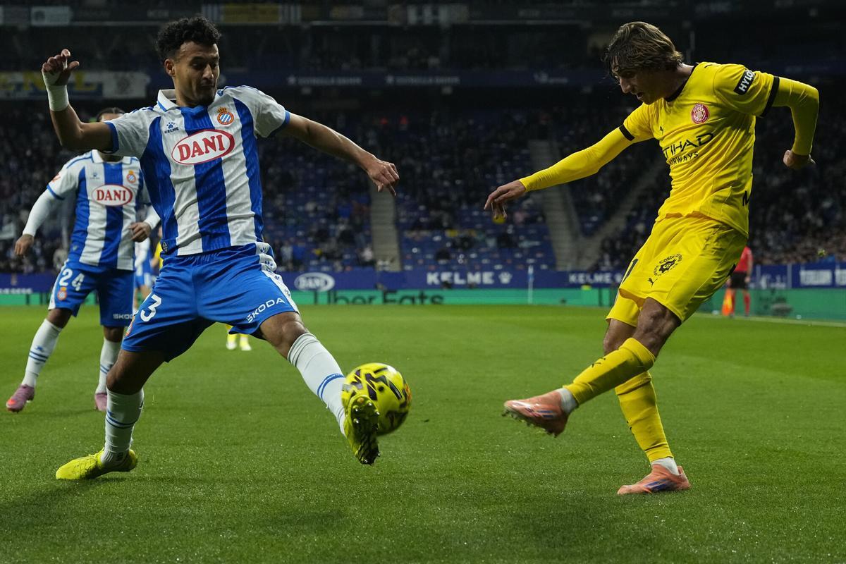 CORNELLÁ-EL PRAT (BARCELONA), 16/01/2026.- El defensa del Espanyol Omar El Hilali (izda) pelea por el control del balón con el centrocampista del Girona Bryan Gil, durante el partido de LaLiga entre el Espanyol y el Girona, este viernes en el RCDE Stadium. EFE/Enric Fontcuberta