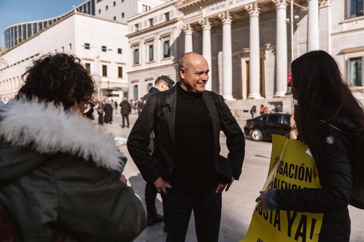 El diputado de ERC Jordi Salvador conversa con las manifestantes