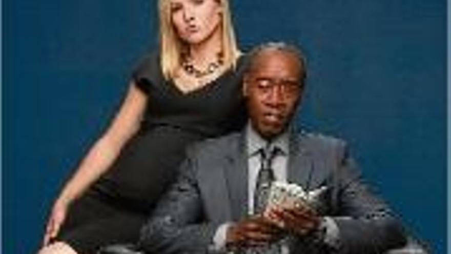 Kristen Bell i?Don Cheadle, a «House of Lies».