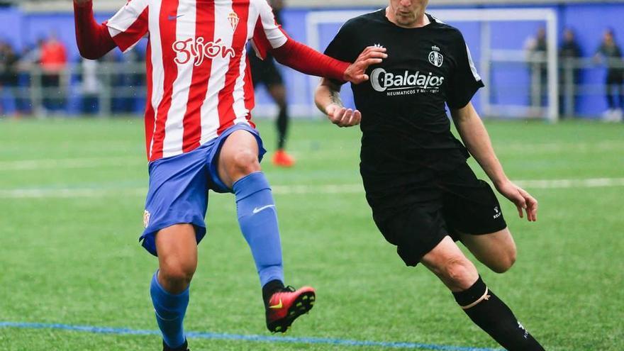 Nuño presiona a un jugador del Sporting B, en la final de Copa Federación.