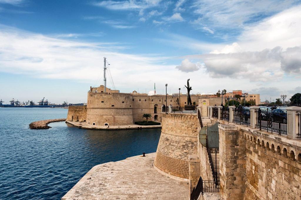 El Castillo Aragonés preside la Ciudad Vieja de Taranto.