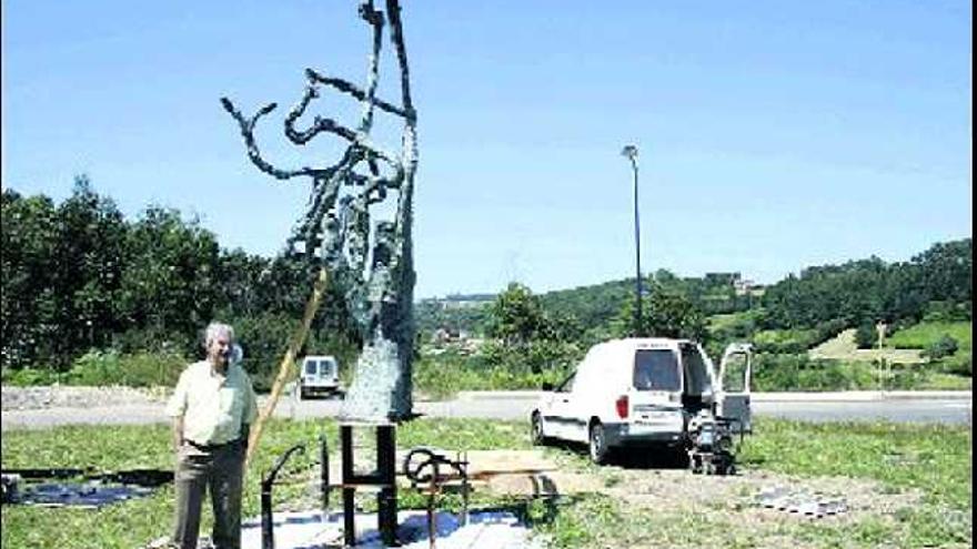 Manolo Linares junto a su escultura.