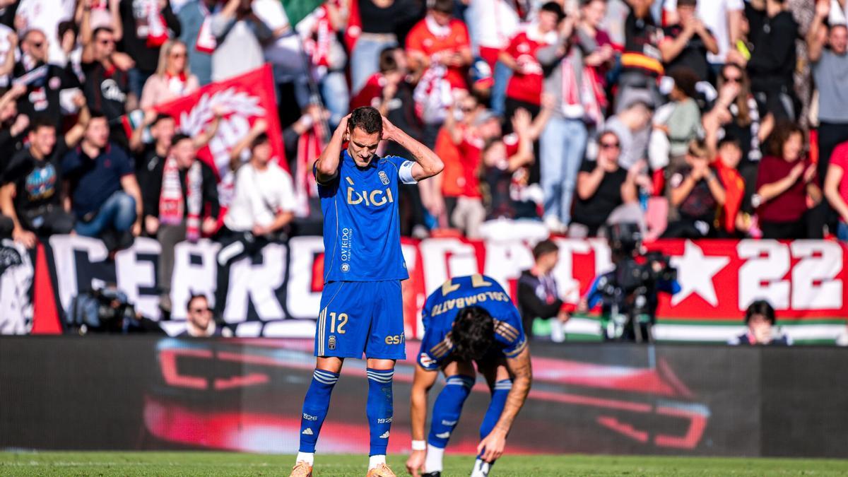 EN IMÁGENES: La dolorosa derrota del Real Oviedo ante el Sevilla, con desplazamiento de centenares de aficionados azules