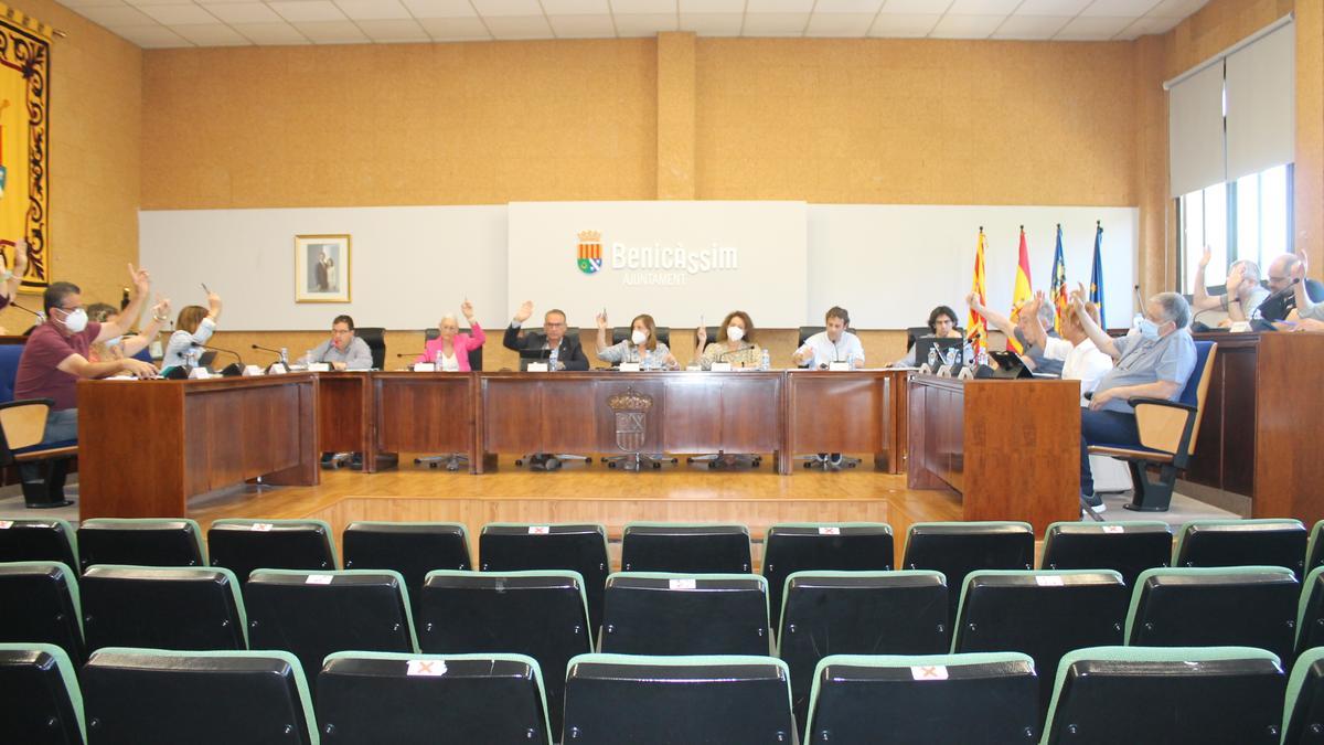 Instante de una votación en el pleno de este viernes de Benicàssim, que volvió a dejar patente la división entre PP y Cs.