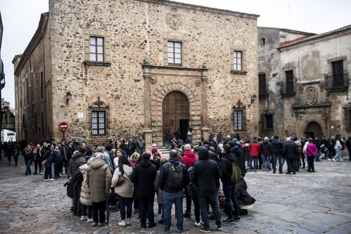 Turistas descubriendo los encantos de la capital cacereña, ayer.