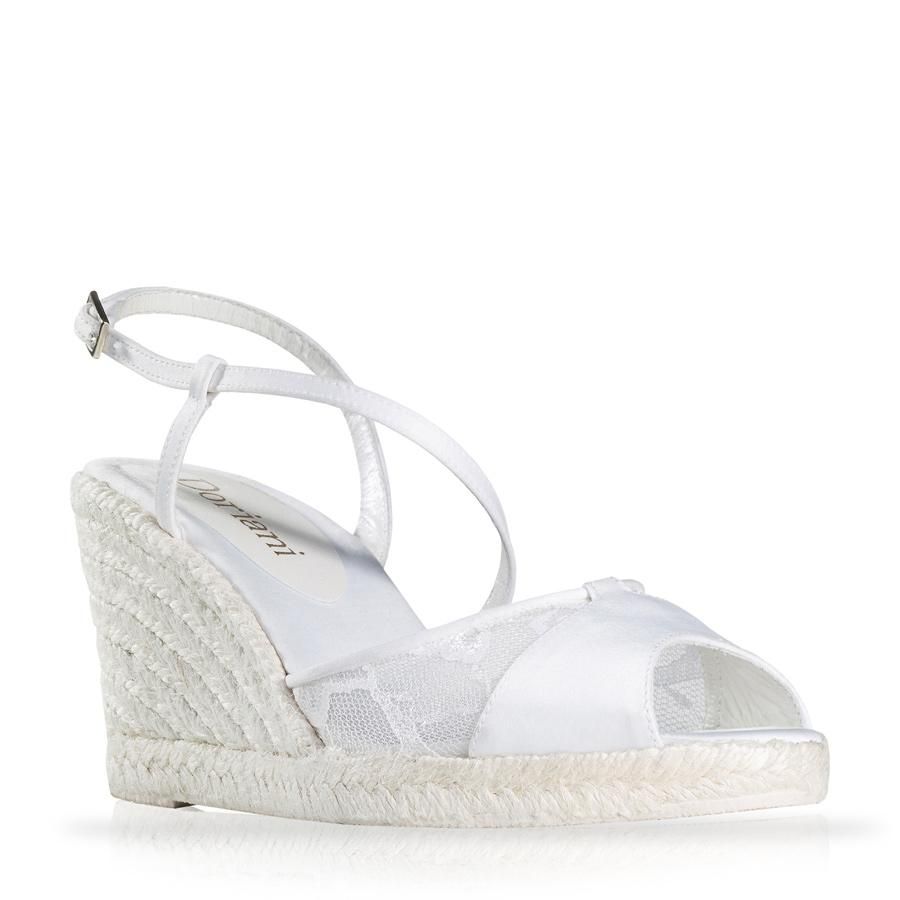 Tendencias en zapatos de novia: sandalias con cuñas de esparto para enlaces rústicos y de estilo boho chic