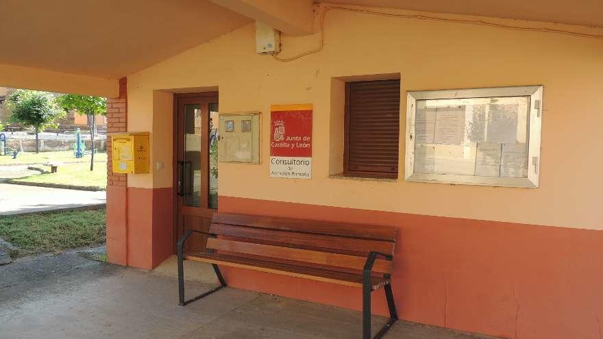 Edificio del consultorio médico de Tardemézar, una de las instalaciones sanitarias dotadas de internet.