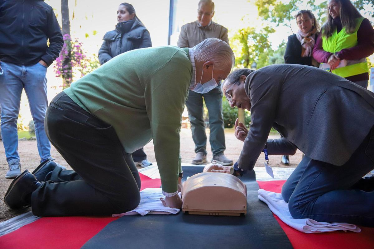 Un vecino de Badajoz asiste al taller de primeros auxilios celebrado en el parque de Castelar.