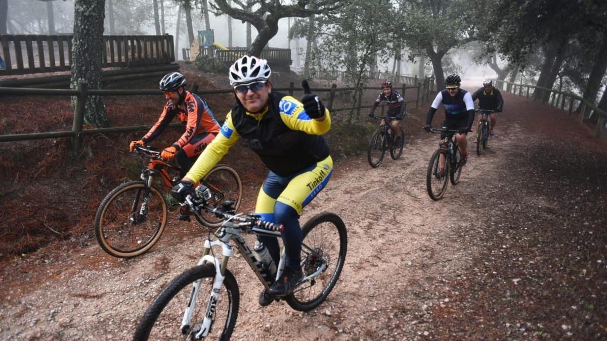 Ciclistas en Los Villares.