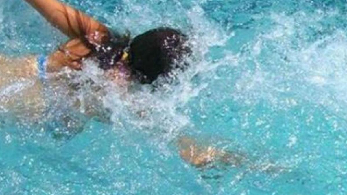 Imagen de archivo de una mujer nadando en una piscina.