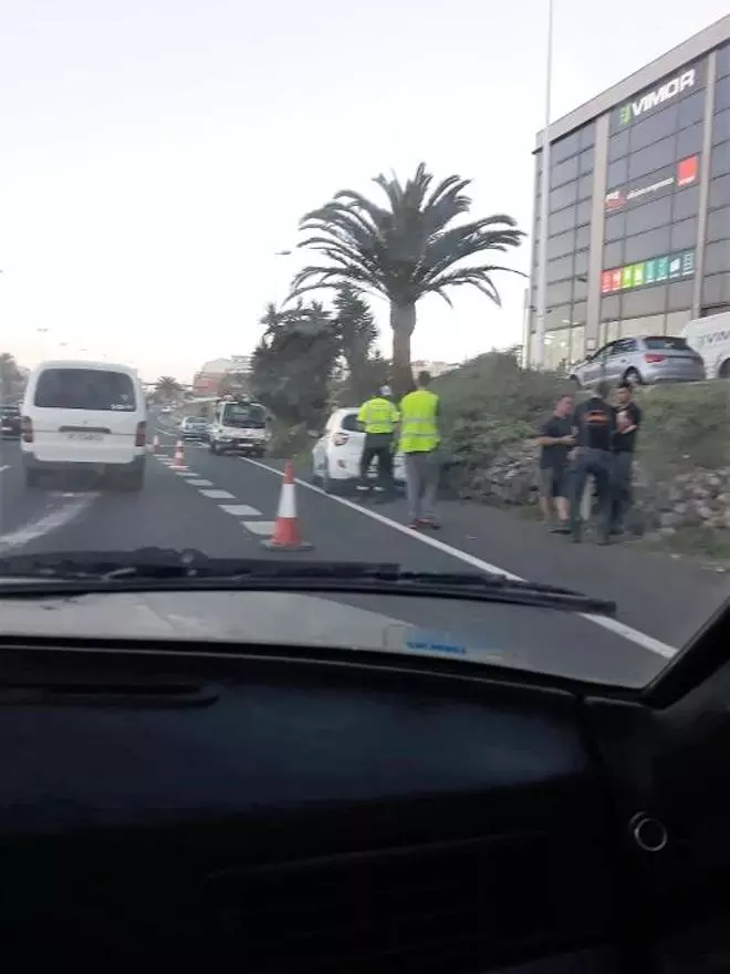 Accidente entre tres coches y un camión en la GC-1